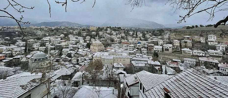 Safranbolu'nun tarihi konakları karla beyaza büründü