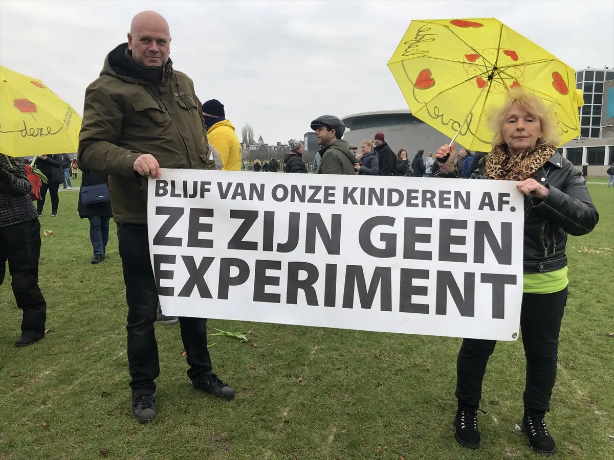 Hollanda'da Kovid-19 kısıtlamaları protesto edildi