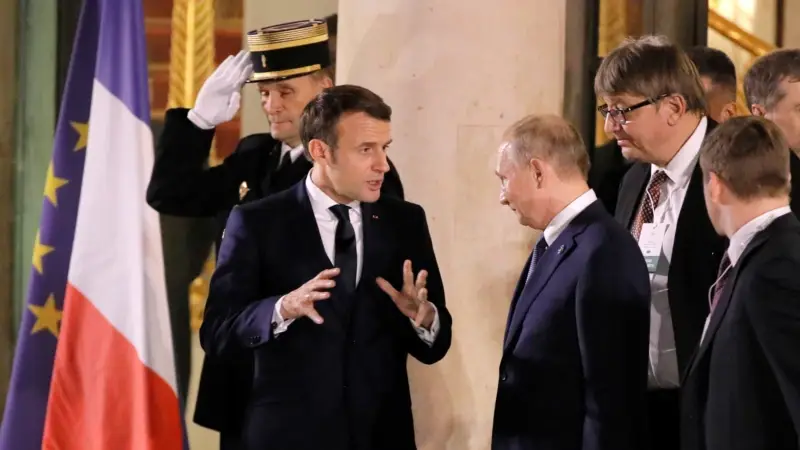 Macron Moskova'da Putin'e Ne Önerecek?
