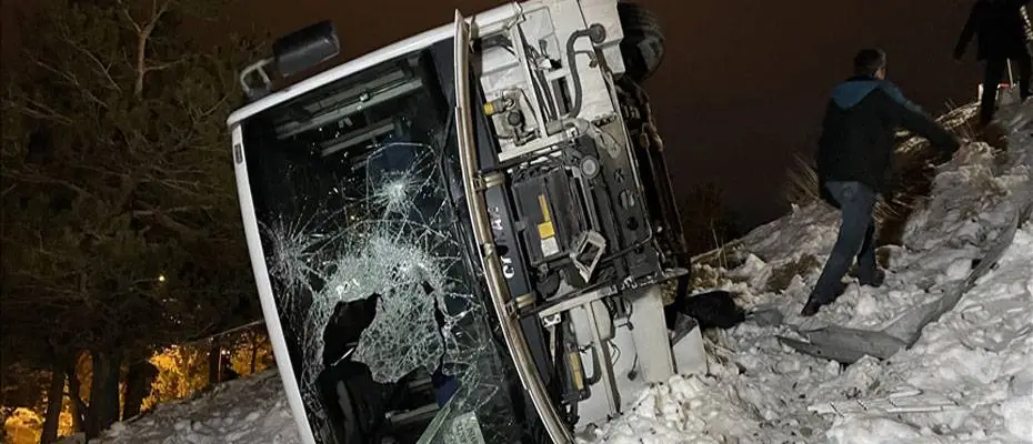 Palandöken'de turistleri taşıyan midibüs devrildi, 25 kişi yaralandı