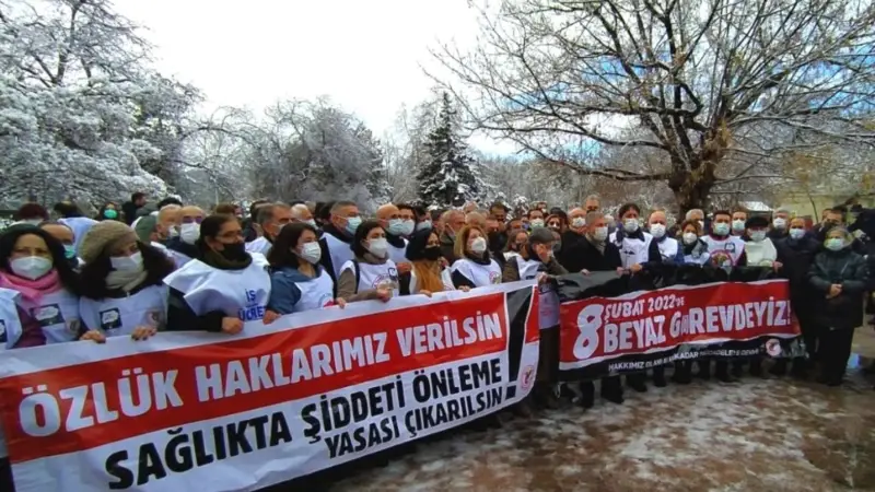 Sağlıkçılar Meclis Önünde Toplandı
