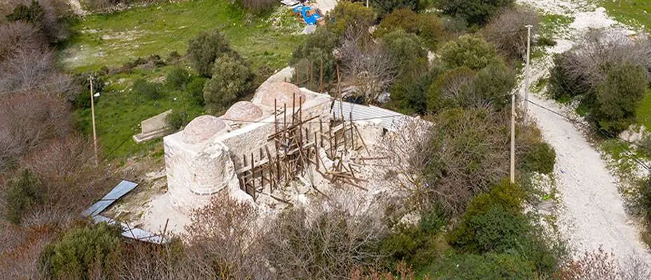 Çeşme'de 7 asırlık cami ayağa kaldırılıyor