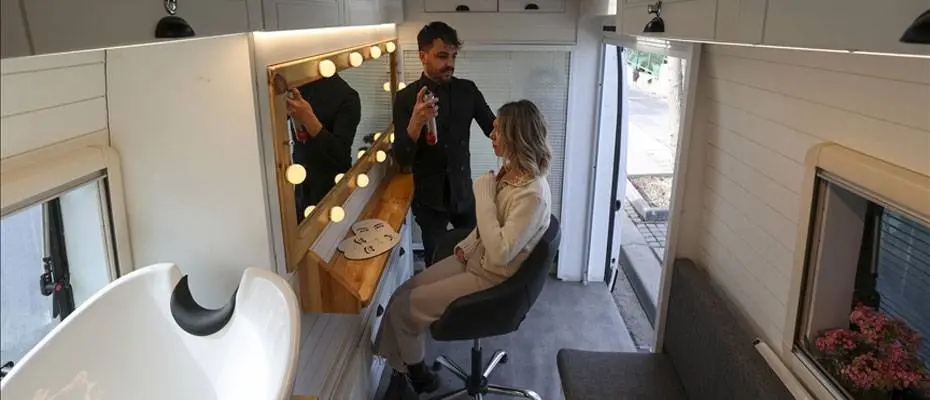 Gezgin kuaför, mesleğini ve seyahat tutkusunu karavana taşıdı