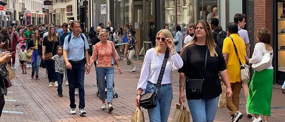 Hollanda'da tüm Kovid-19 kısıtlamaları kaldırılıyor