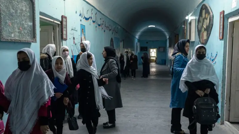 Taleban'dan Kız Öğrencilere Okul Yasağı