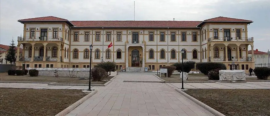 Vitrinleri yenilenen Çorum Müzesi, turizm sezonuna hazır
