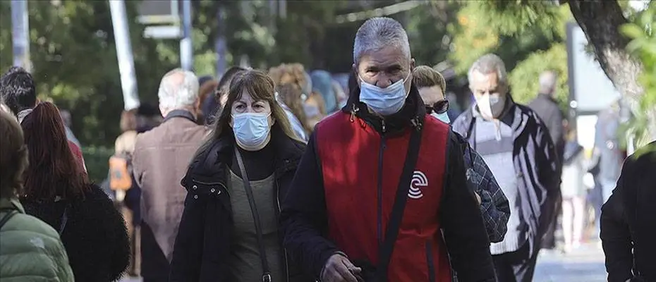 Yunanistan'da açık alanda maske zorunluluğuna son verildi
