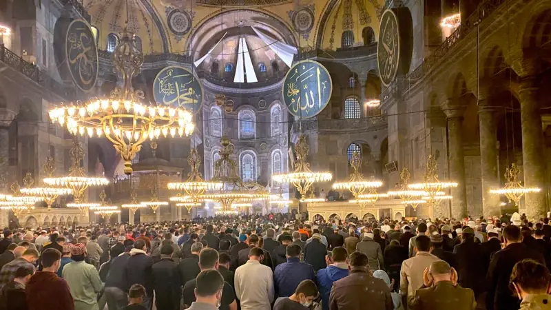 88 Yıl Aradan Sonra Ayasofya'da Teravih Namazı