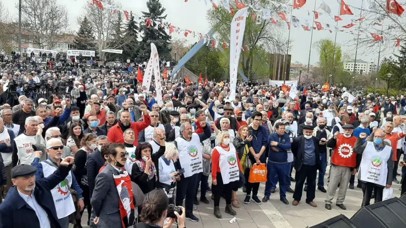 Emekliler Maaş İyileştirmesi İçin Miting Düzenledi