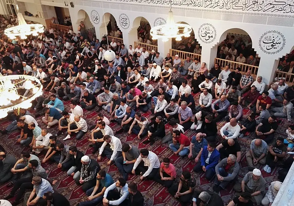 Nürnberg Eyüp Sultan Camisinde 3 bin kişi namaz kılabiliyor