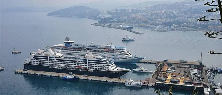 Kuşadası'na 3 kruvaziyerle 2 bin 139 turist geldi