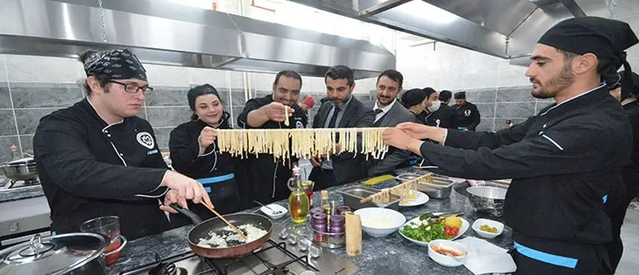 Geleceğin şef garson ve aşçıları dünya mutfağını Sarıkamış'ta öğreniyor
