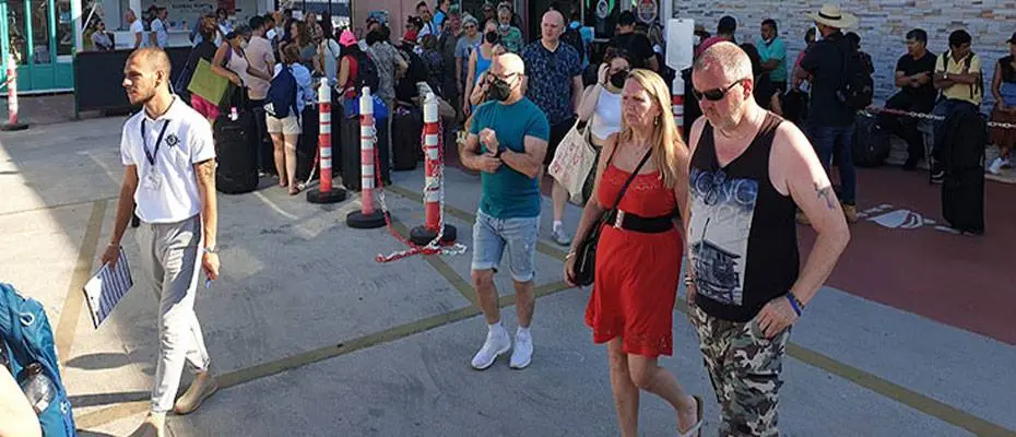Kuşadası'na 2 günde kruvaziyerlerle 16 bin turist geldi