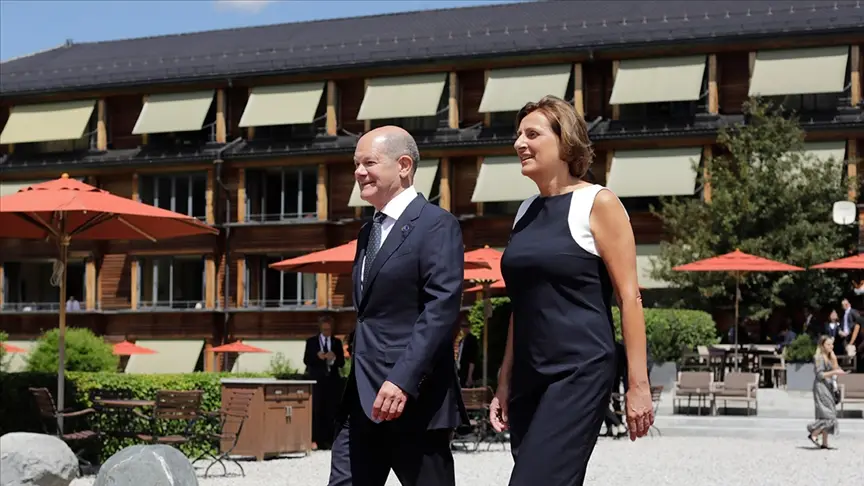 Scholz'un eşinin çöpe attığı gizli belgeleri komşuları buldu