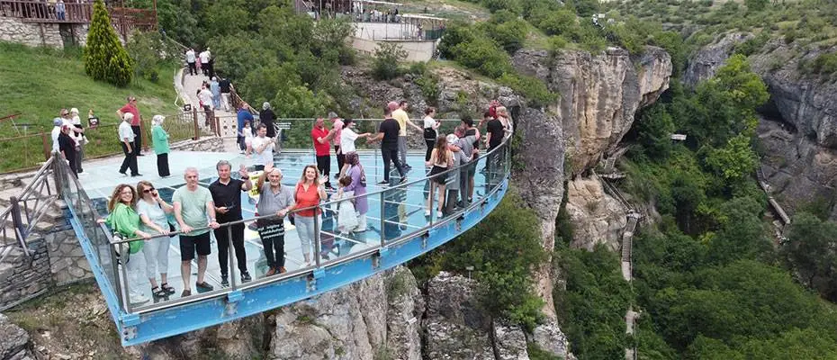 Türkiye'nin ilk cam seyir terası yeniden misafirlerini ağırlıyor