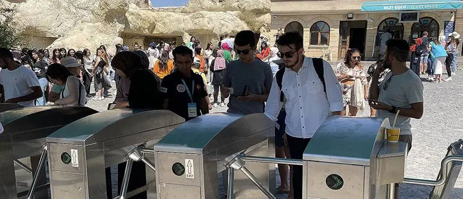Gençler Müzekart GNS ile Türkiye'deki tarihi mekanları ücretsiz geziyor