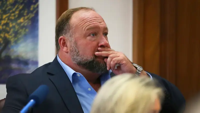 Komplo Teoricisi Alex Jones Tazminat Ödeyecek