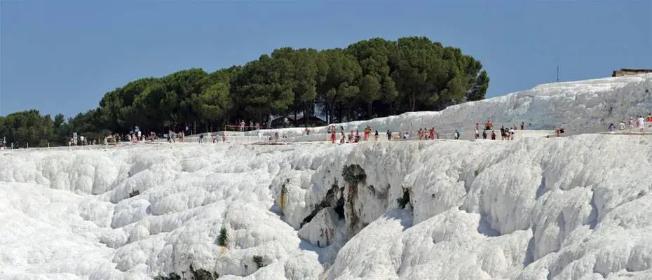Pamukkale yaz sıcaklarında da turistlerin gözdesi