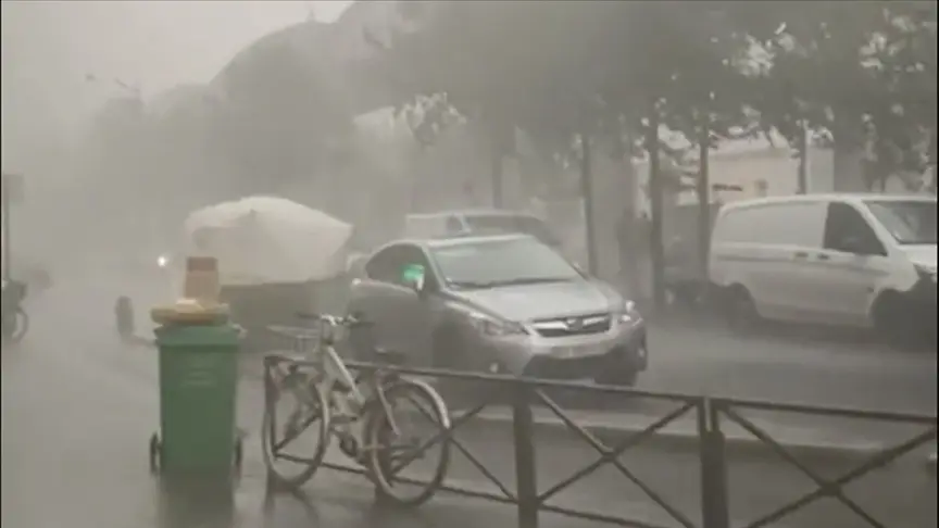 Paris'te şiddetli yağış ve fırtına etkili oldu