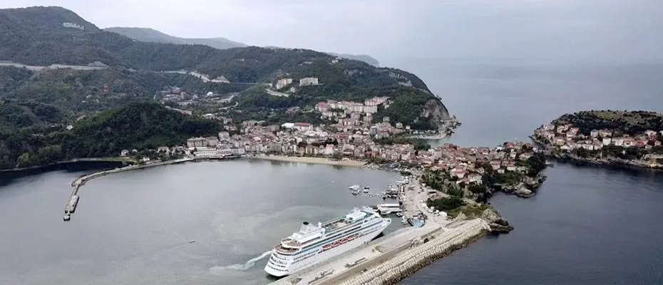 Astoria Grande kruvaziyeri 843 yolcusuyla üçüncü kez Amasra'ya geldi