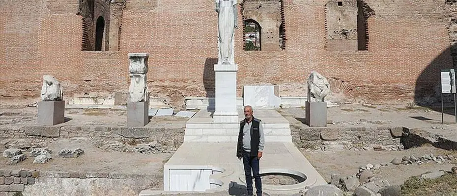 Bergama Antik Kenti'ndeki 2 bin yıllık eserlere usta dokunuşu