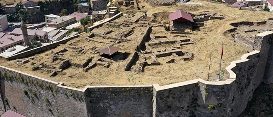 Bitlis Kalesi'ndeki kazılarda konut kalıntıları ortaya çıkarıldı