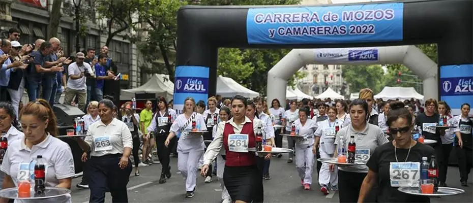 Arjantinli garsonlar en hızlıyı belirlemek için yarıştı