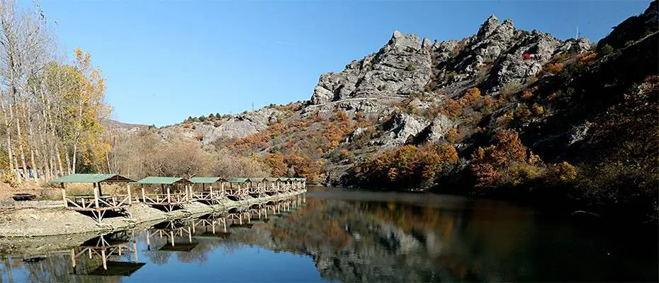 Harami Yaylası ziyaretçilerini sonbaharın renkleriyle karşılıyor