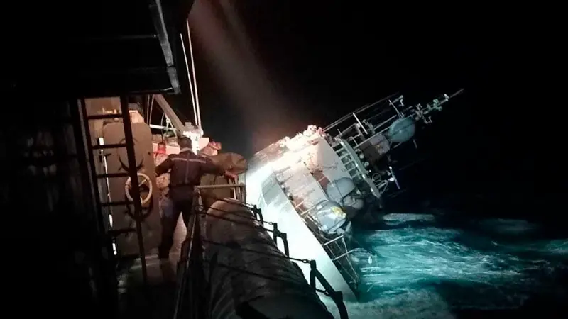 Askeri Gemide Kurtarma Çalışmaları Sürüyor