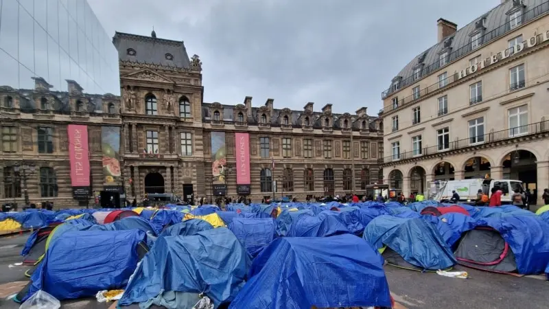 Paris'in Ortasında Göçmen Kampı