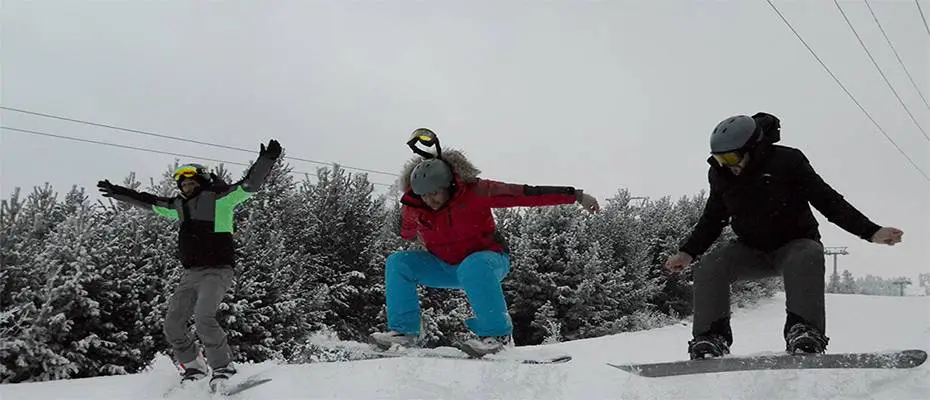 Snowboard tutkunları kar kalınlığının 20 santimetreye ulaştığı Cıbıltepe'de kayak yaptı