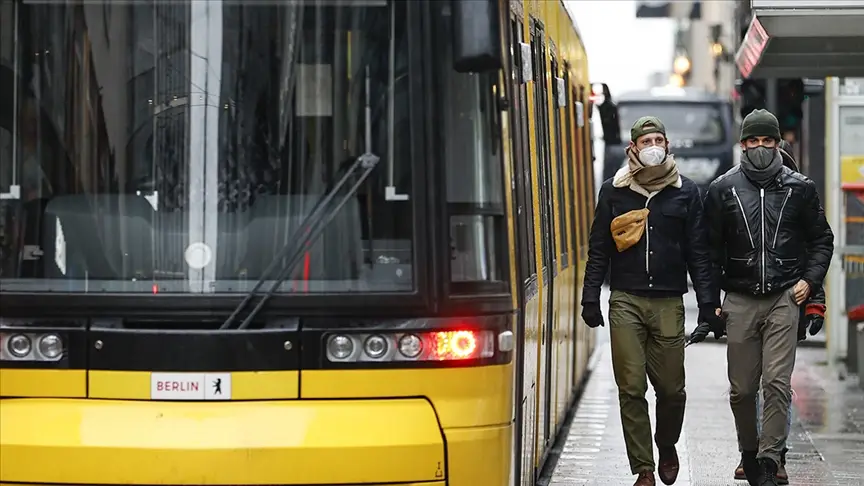 Almanya'nın 5 eyaletinde maske zorunluluğu kaldırılıyor
