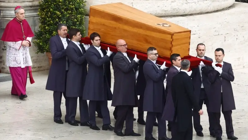 Eski Papa İçin Vatikan'da Cenaze Töreni