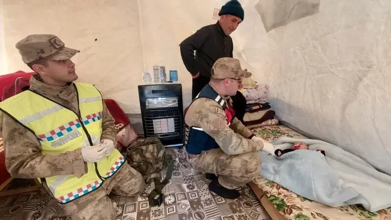 Depremzede Köylüler İçin Jandarma Sağlık Timi Kuruldu