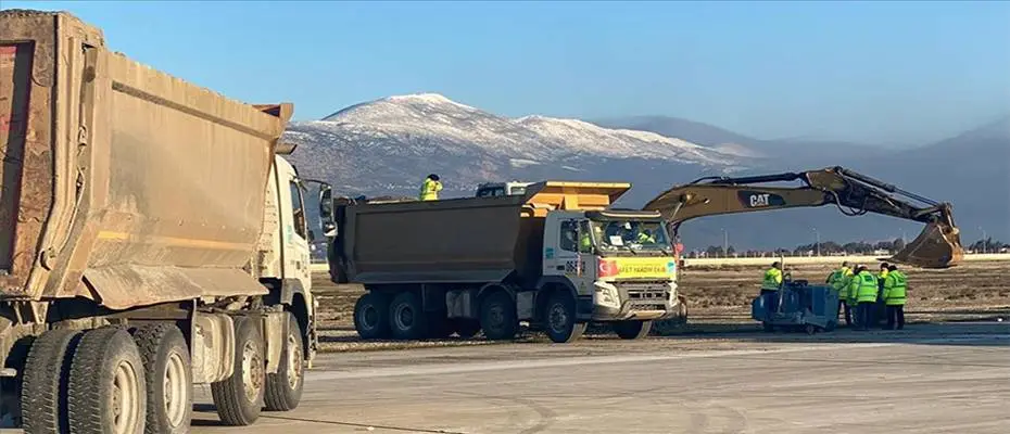 İGA ekipleri depremde hasar gören Hatay Havalimanı'nı onarmaya başladı