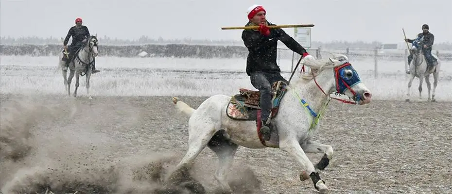 Kars'ta ciritçiler dondurucu soğuk ve kar altında yarıştı