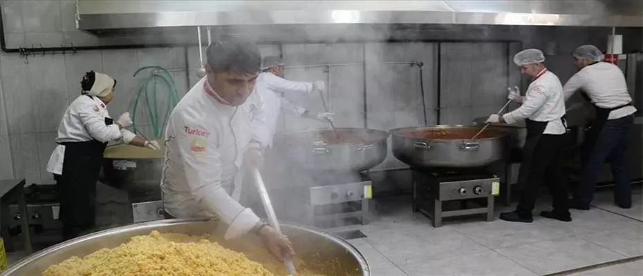 Muğla'daki otellerden gelen şefler ve öğretim görevlileri depremzedeler için mutfakta
