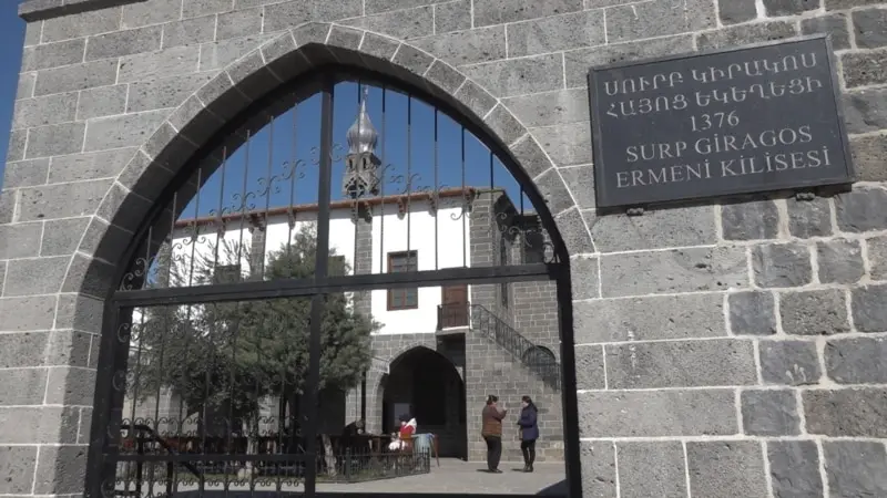 Surp Giragos Ermeni Kilisesi Kapısını Deprem İçin Açtı