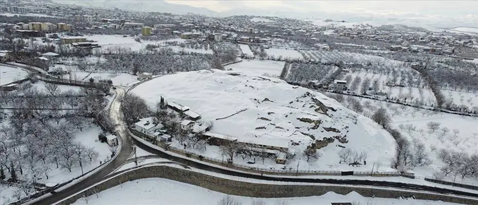UNESCO Dünya Mirası Listesi'ndeki 7 bin yıllık Arslantepe karla kaplandı