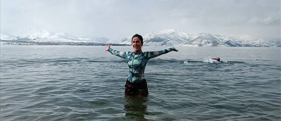 Vangölü Aktivistleri Derneği üyeleri ve doğaseverler Van Gölü'nde yüzdü