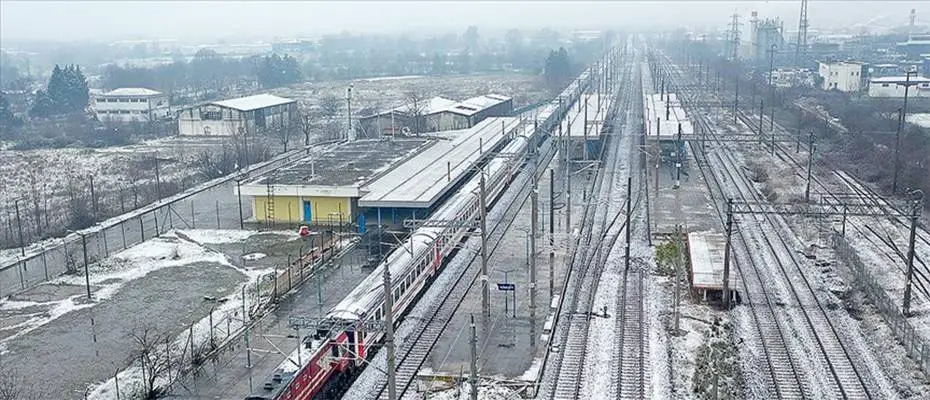 Yardım malzemesi ve iş makinesi yüklü trenler Kocaeli ve Afyonkarahisar'dan yola çıktı