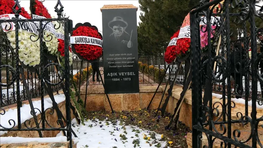 Aşık Veysel vefatının 50. yılında Sivas'ta mezarı başında anıldı