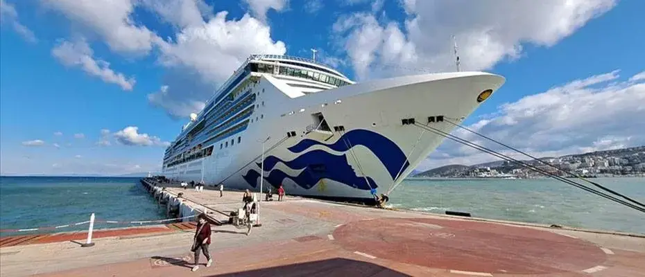 Kuşadası'na kruvaziyerle 1997 turist geldi