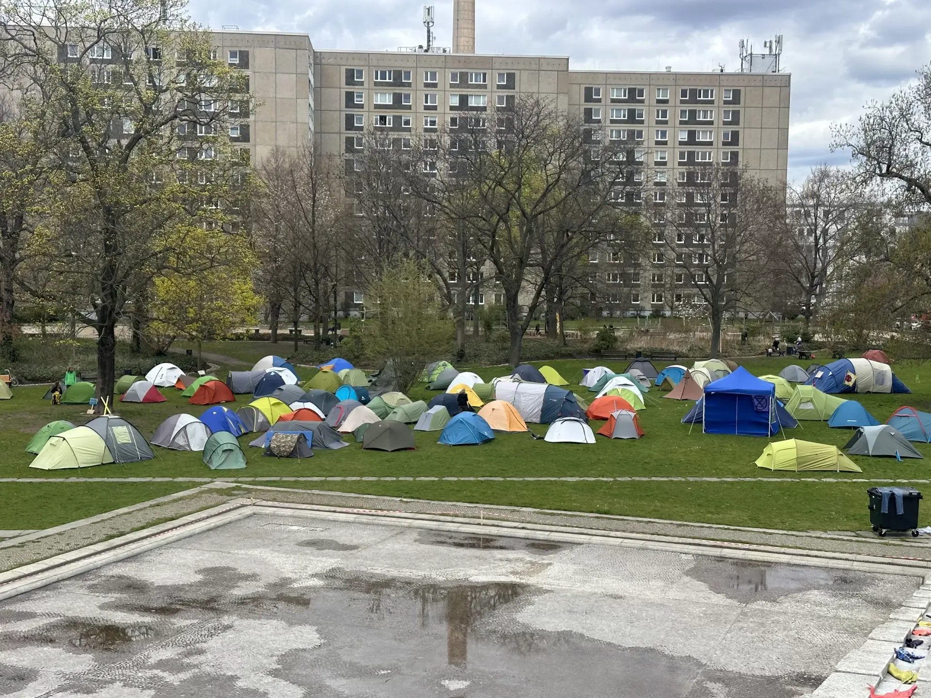 Çevreciler Berlin'in merkezinde kamp kurdu