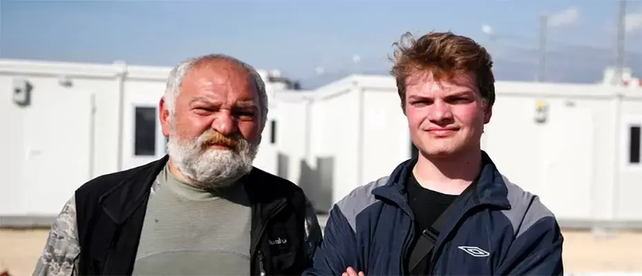 Alman genç kilometrelerce uzaktan depremzedelerin yardımına koştu