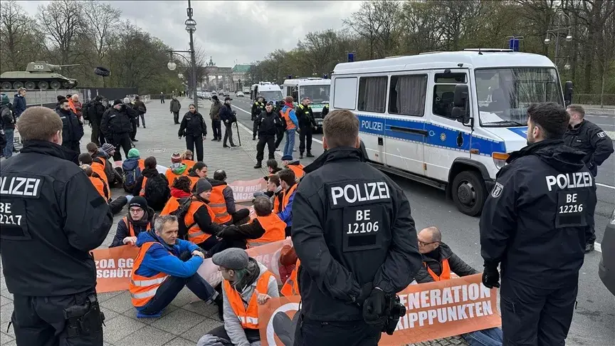 Çevreciler Berlin'de trafiği durdurdu