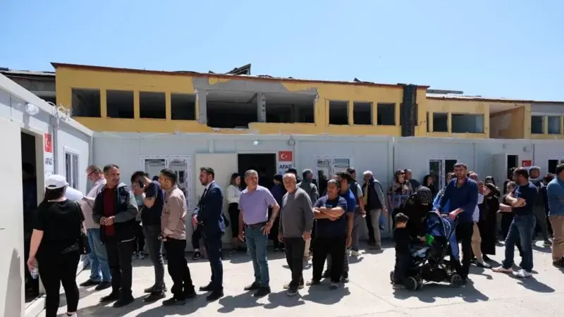 Deprem bölgesinde konteynerlerde oy kullanan Pazarcıklı seçmenler iktidara tepkili