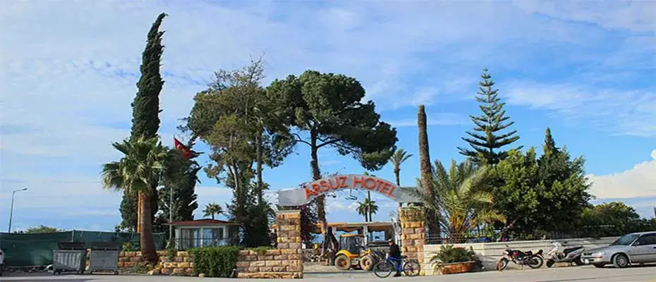 Arsuz'da hasar gören turistik tesisler onarılıyor