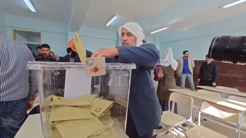 Diyarbakırlılar erken saatlerde sandıklara akın etti