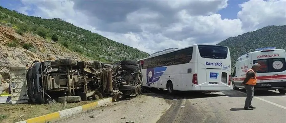 Otobüs kamyona çarptı 1 kişi öldü, 15 kişi yaralandı